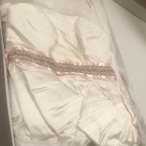 Sleeveless Satin Size 14 wedding dress